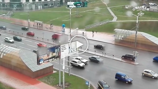 Улетевший на дорогу зонт подобрал водитель автомобиля video_