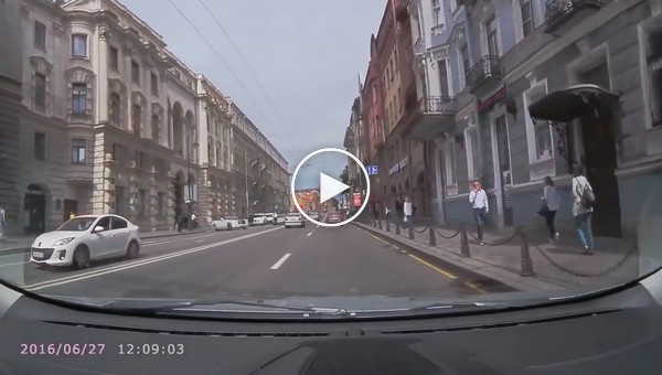 В Санкт-Петербурге охранники перекрыли проспект для проезда частного Rolls-Royce