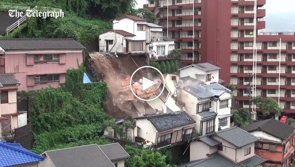 Из-за оползня в Нагасаки со склона упал двухэтажный дом