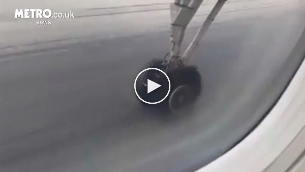 У самолета порвалось колесо в момент взлета