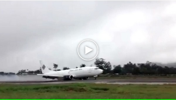 Аварийная посадка самолета с топливом без шасси в Индонезии