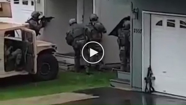 Бравый американский спецназ пытается выбить дверь