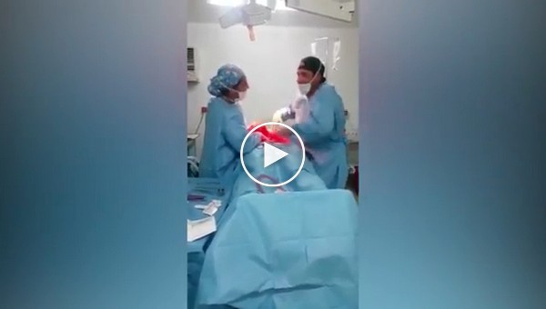 Хирург и медсестра танцуют во время операции 