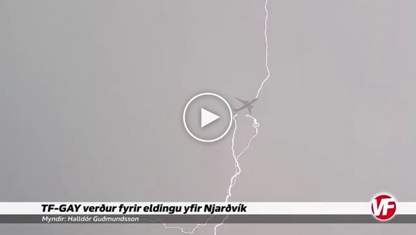 Момент удара молнии в исландский самолет попал на видео  