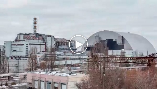 Самая большая передвижная наземная конструкций накрыла четверт энергоблок Чернобыльской АЭС
