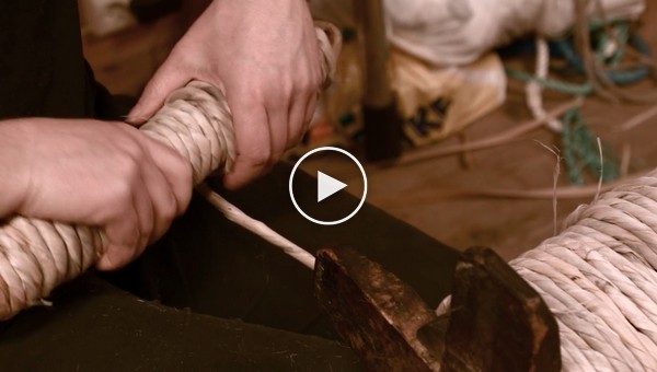Как сплести веревку из древесной коры используя технику которой пользовались викинги более тысячи лет назад