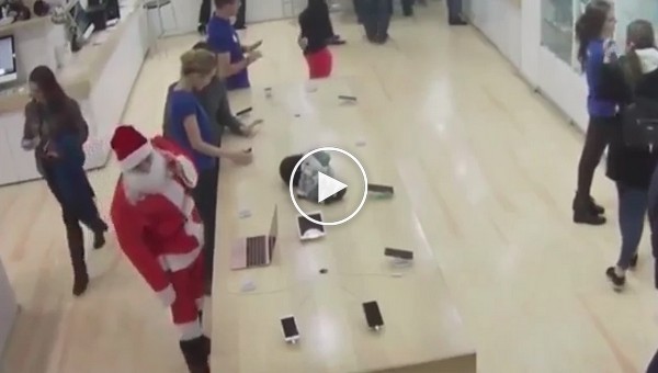 В Тбилиси Санта-Клаус украл ноутбук