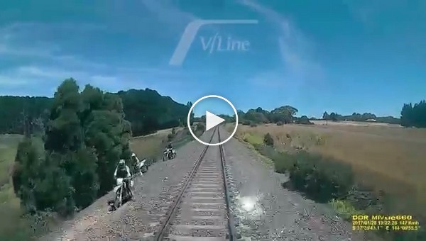 Машинист не мог поверить своим глазам, когда увидел происходящее на железнодорожных путях