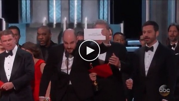 На церемонии вручения «Оскара» перепутали победителя, объявив «Ла-Ла Ленд» вместо «Лунного света» «Оскар»