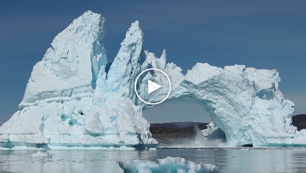 Туристы стали свидетелями обрушения айсберга