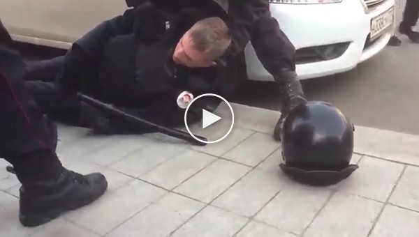 Избитый демонстрантами в Москве полицейский