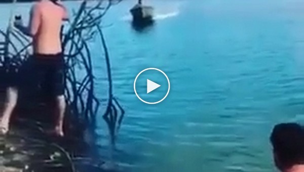Хотел снять на видео, как его сбивает лодка