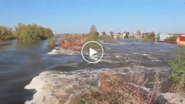 В Тюменской области из-за размытой дамбы затопило город Ишим