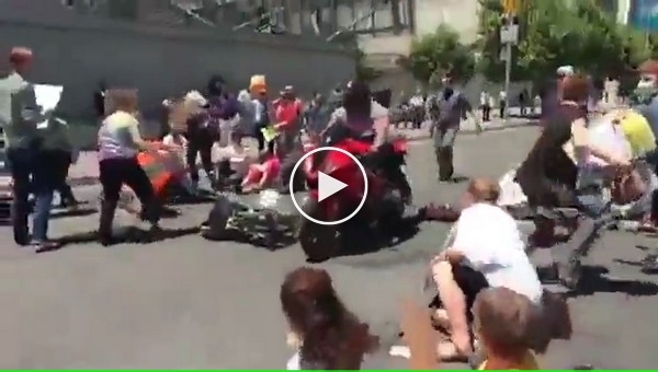 Мотоциклист проехал мимо лежащих на асфальте демонстрантов