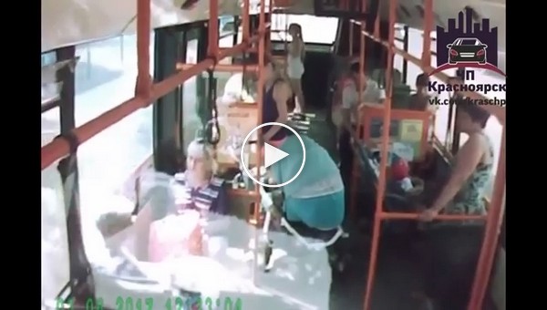 В Красноярске в автобусе упала коляска с ребенком