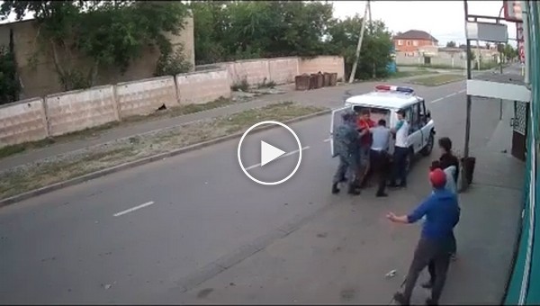 Драка полицейских и задерживаемых в Павлодаре