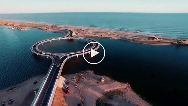 Этот мост был специально сделан круглым, чтобы водители не успевали разогнаться на нем