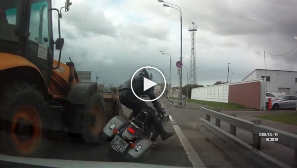 Мотоциклист столкнулся с трактором (маты)
