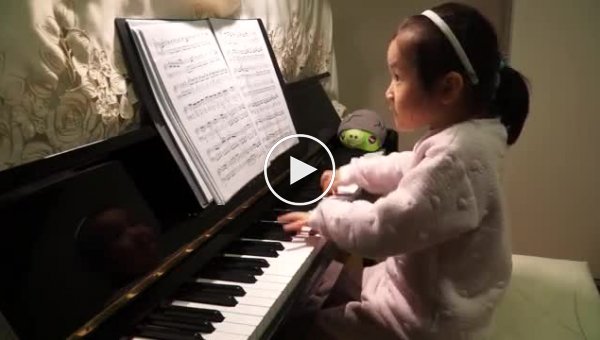 Девочка 5-ти лет классно играет на пианино