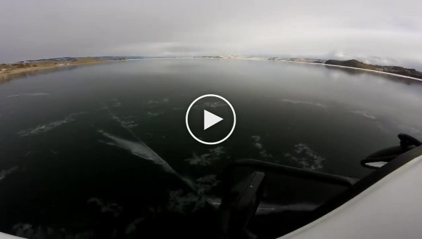 Машина ломает первый лед на Байкале