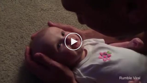 Папа мило поет маленькой дочке песню  «Ты так прекрасна»