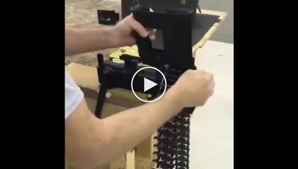 Как заряжают пулеметную ленту