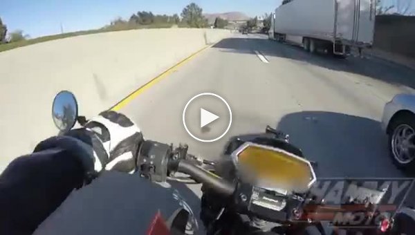 Мотоциклист ювелирно свалился под грузовик
