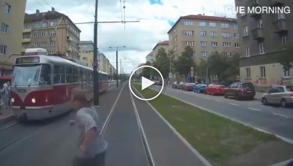 Подборка видео с регистраторов пражских трамваев