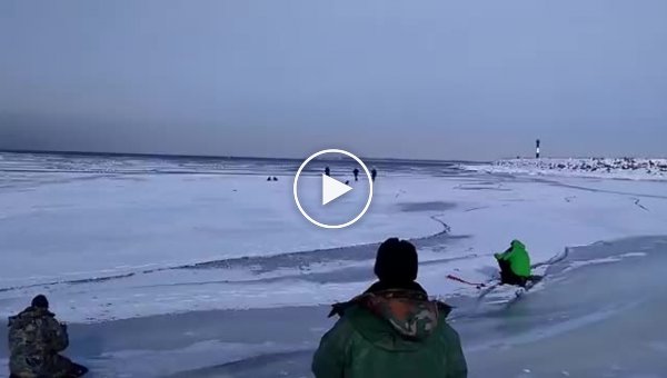 Рыбаки убегают от волны которая разрушает лед