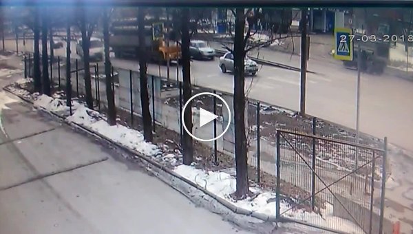 В Челябинске огромная труба выпала из грузовика прямо на крышу легковушки