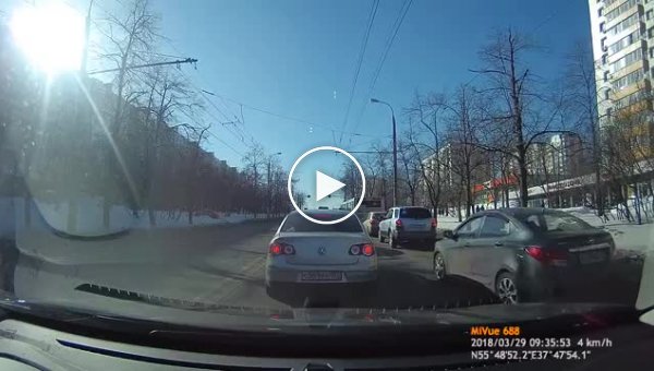 Автобус проехал на красный и сбил женщину в Москве