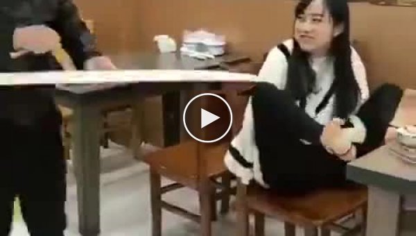 Обычный день китайской девчоки, которая живет без рук