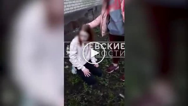 Школьницы сняли на видео, как избивали свою подругу