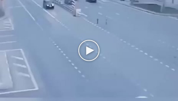 Грузовик с щебнем протаранил два автомобиля в Москве