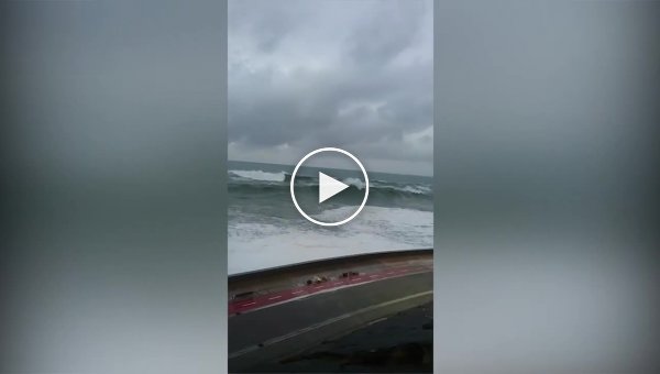 Гигантская волна накрывает дорогу