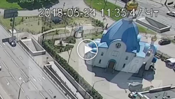 Рабочий падает с купола Храма Казанской иконы Божией Матери