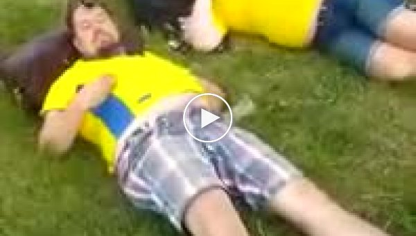 Два бухих болельщика из Швеции спят на газоне