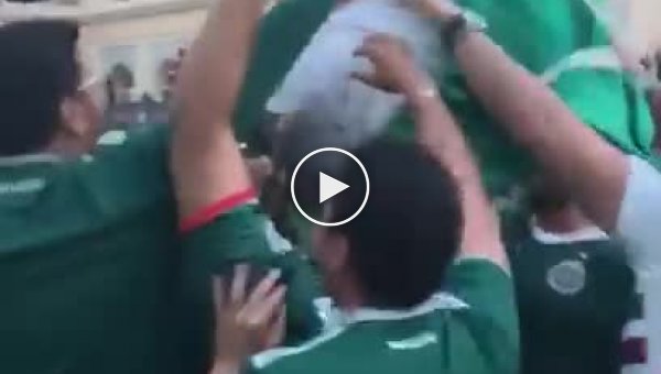 Мексиканские болельщики носят корейцев на руках в благодарность за победу над сборной Германии