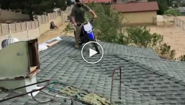 С крыши в бассейн на мотоцикле