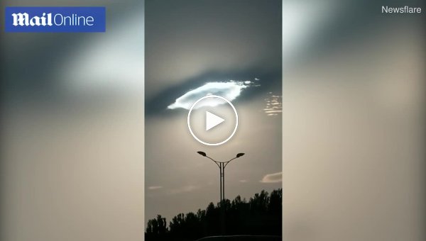 В небе над Китаем местные жители увидели «глаз Бога» видео