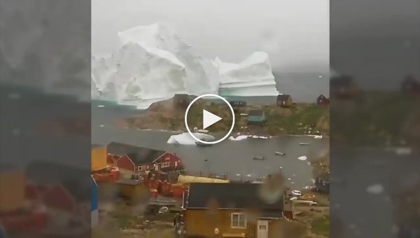Огромный айсберг проплыл мимо деревни в Гренландии