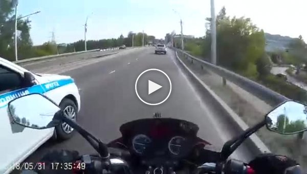 Видео погони за мотоциклистом, который пытался скрыться во дворах