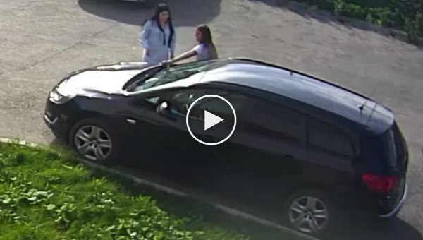 В Кирове две пьяные девушки устроили танцы на крыше чужого автомобиля