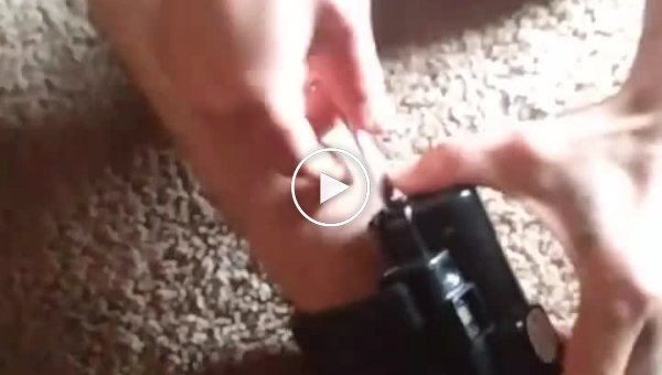 Американец показал, как снять с себя электронный браслет и отправился в тюрьму