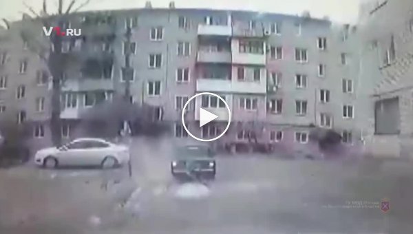 В Волгоградской области угонщик попытался скрыться от полиции, но опрокинул машину на бок