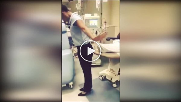 Медперсонал бразильской клиники устраивает зажигательные танцы в палатах пациентов