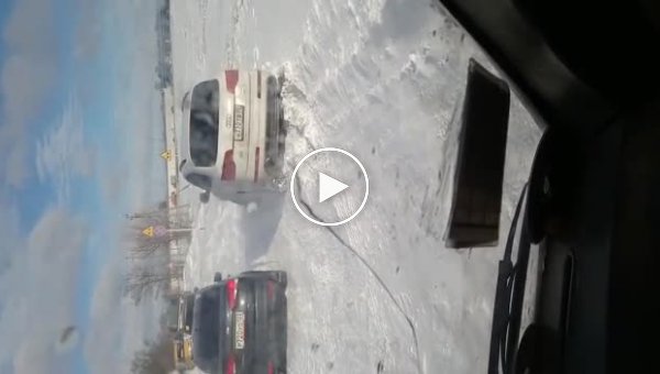 Застрявший в снегу Audi Q7 и Нива