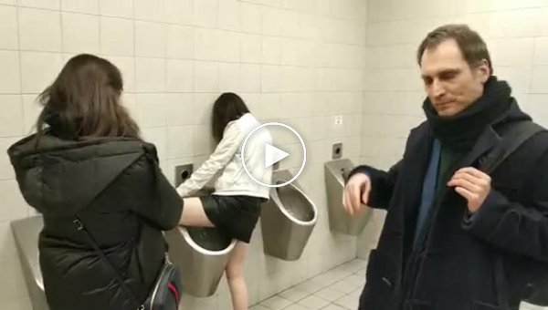 Справлявшая нужду в писсуар мужского туалета девушка вывела мужчину из себя (мат)