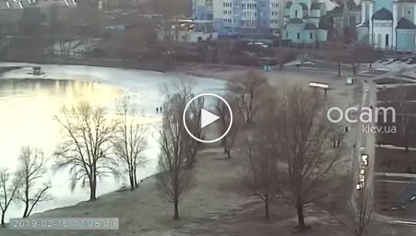 Дети провалились под лед на озере Тельбин