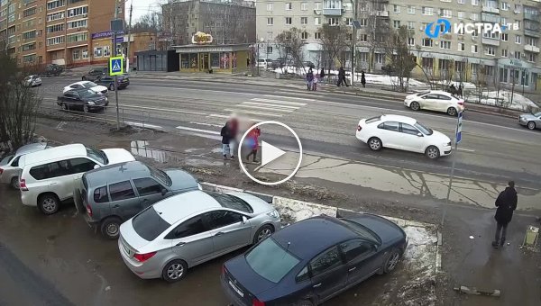 На пешеходном переходе женщина споткнулась и попала под машину